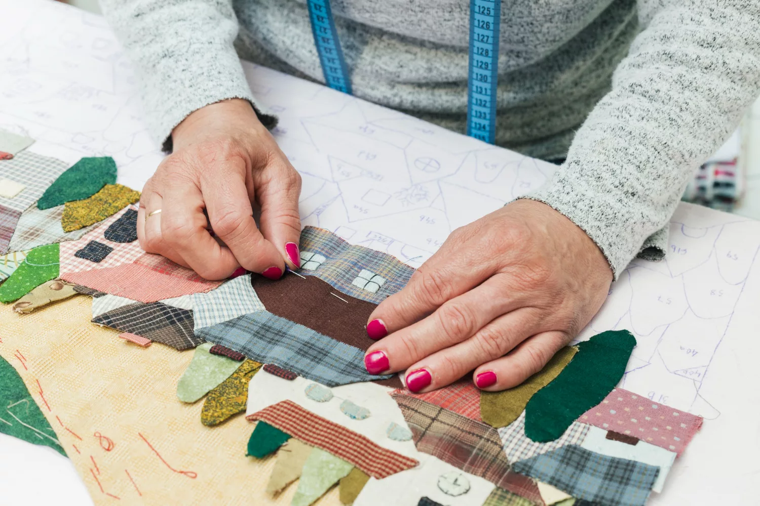 costura criativa sendo feito por artesão