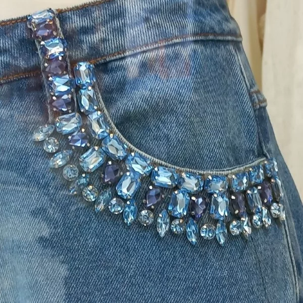 Peças Jeans Bordadas com Pedrarias