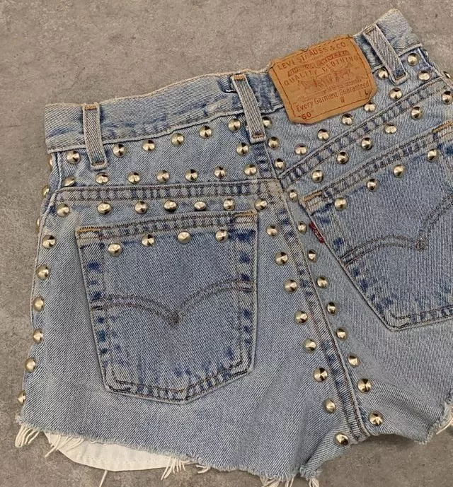 Peças Jeans Bordadas com Pedrarias