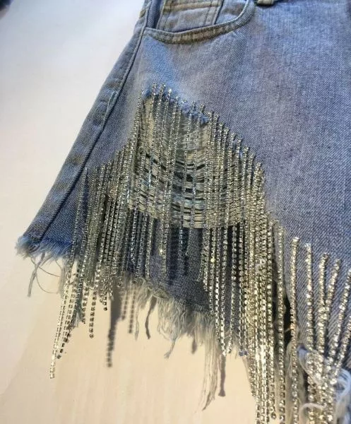 Peças Jeans Bordadas com Pedrarias