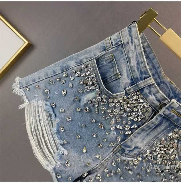 Peças Jeans Bordadas com Pedrarias