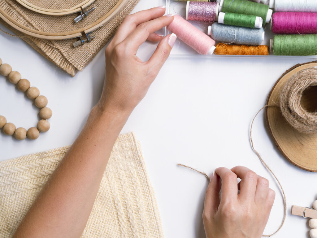 Como personalizar suas roupas para festivais com costura e bordado