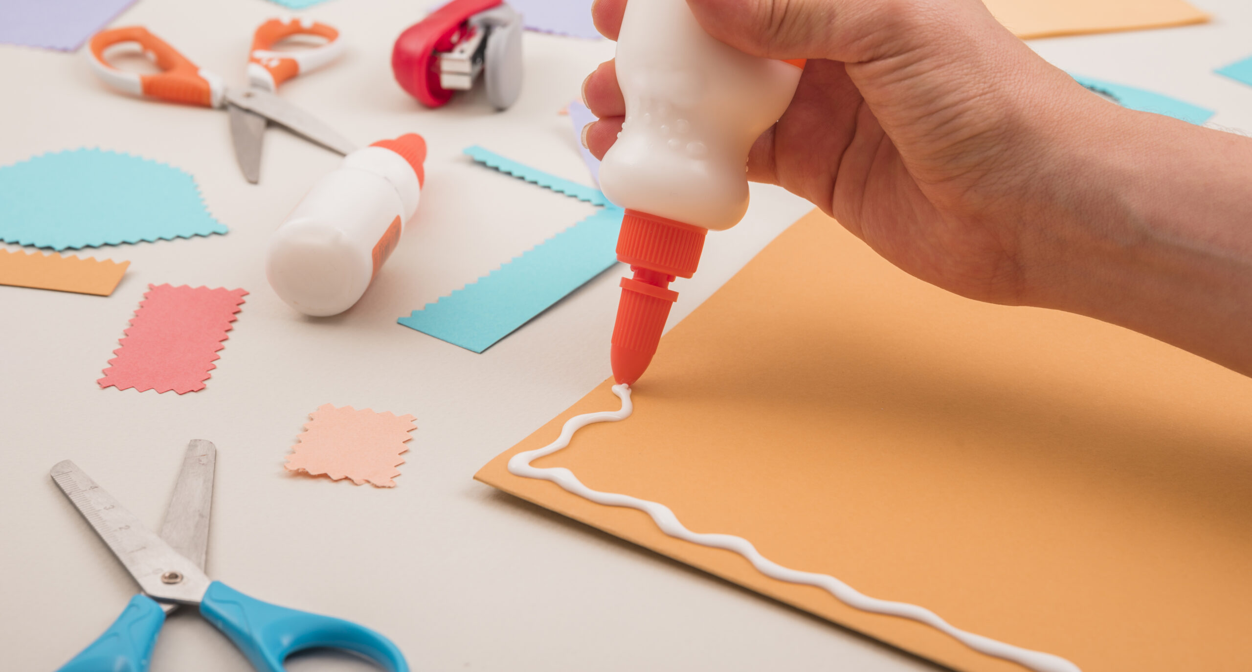 Cola de artesanato: guia para novos artesãos